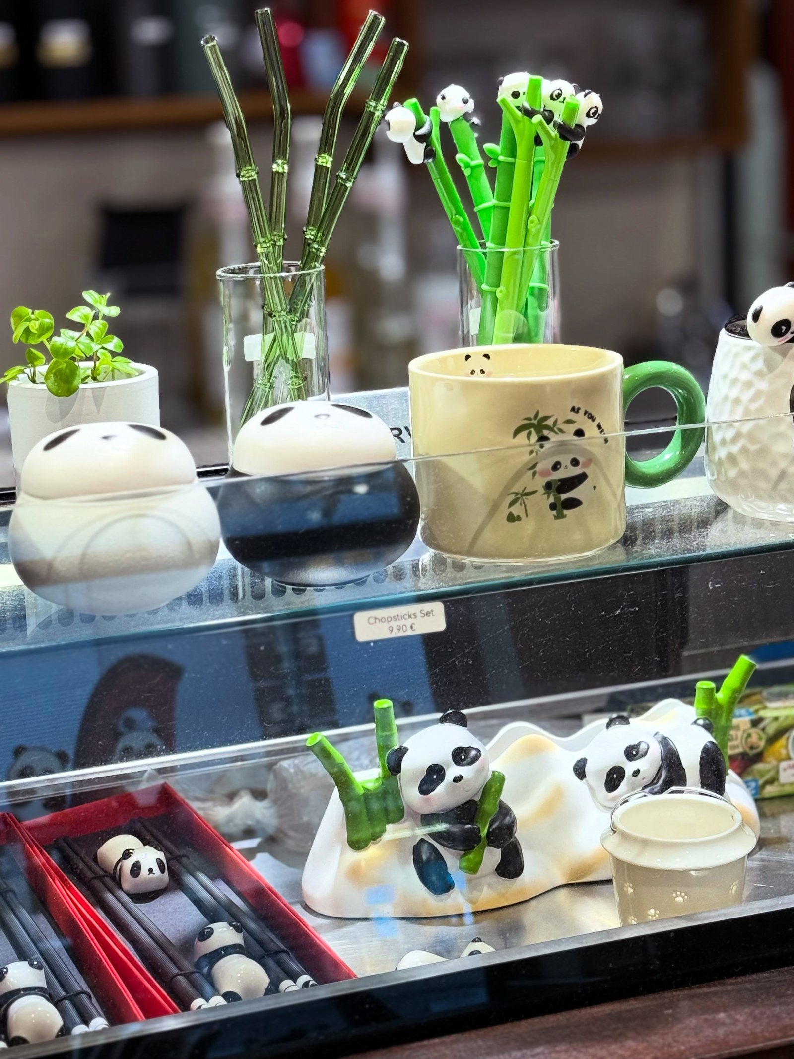 Panda-Becher, Fächer und Stäbchen auf der Theke