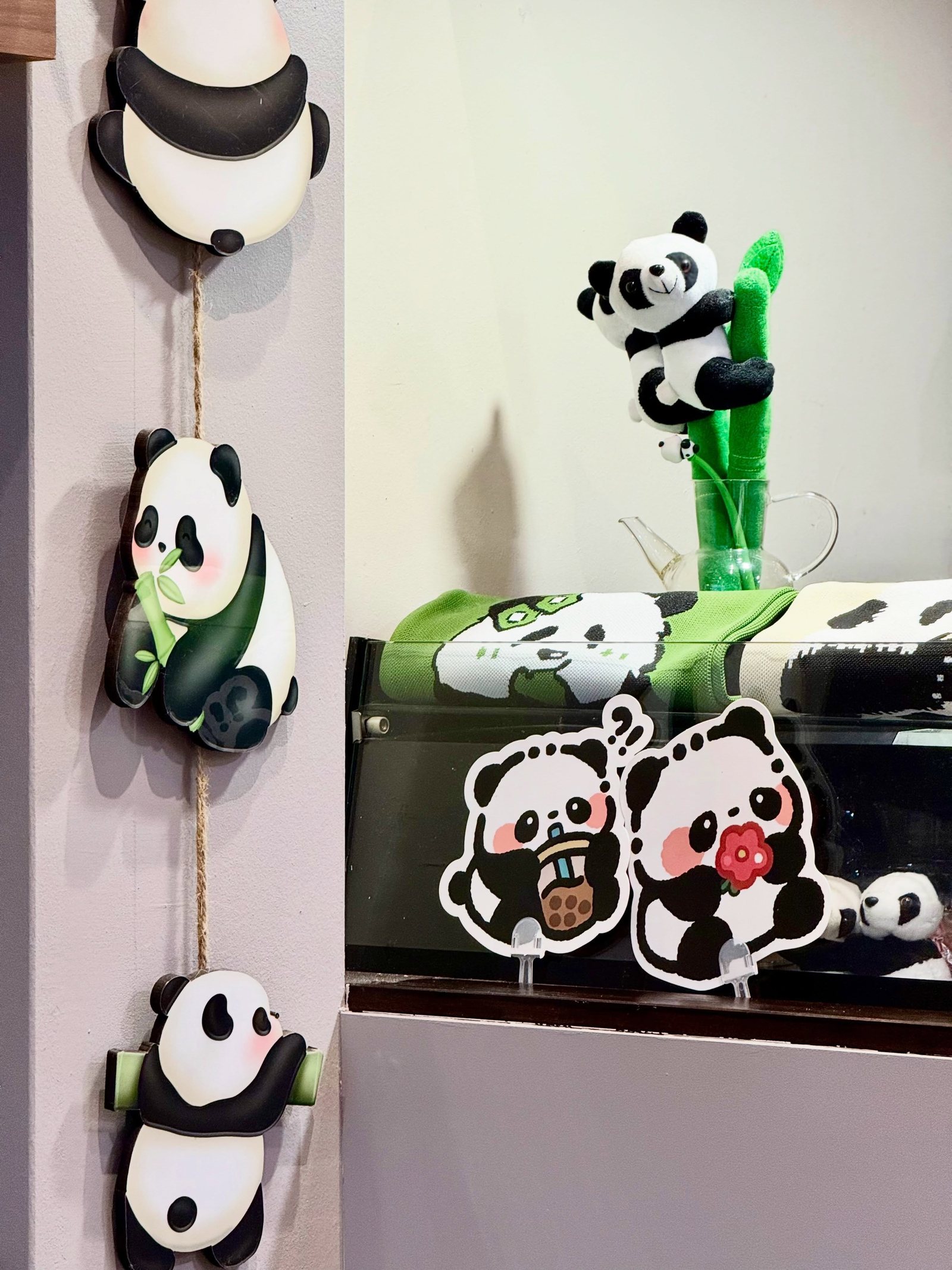 Panda-Figuren und Sticker an der Wand im Laden